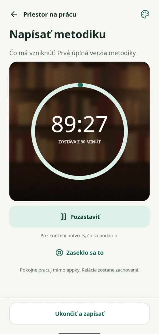 Relácia s časovačom a kulisou knižnice